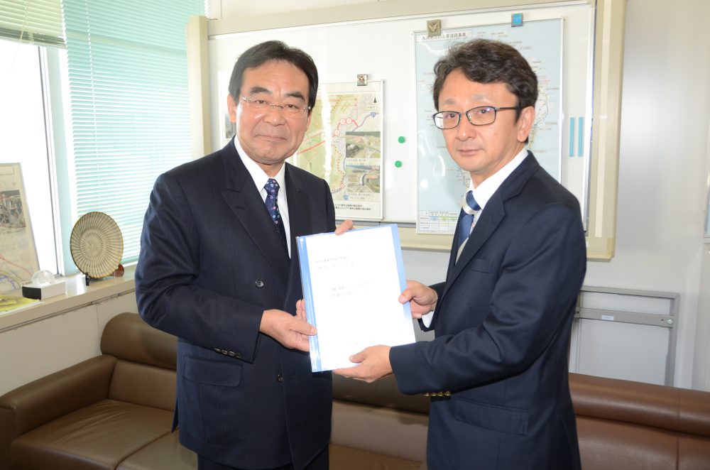 要望書を手に佐藤義興阿蘇市長と国土交通省九州地方整備局道路部長の近影