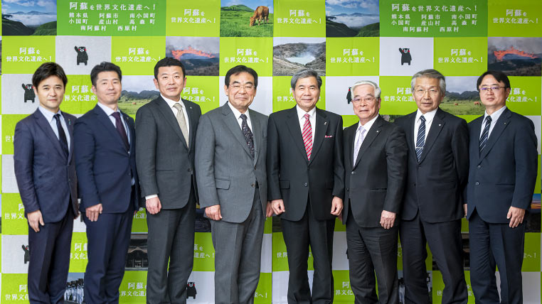 阿蘇郡市町村長と県知事の写真